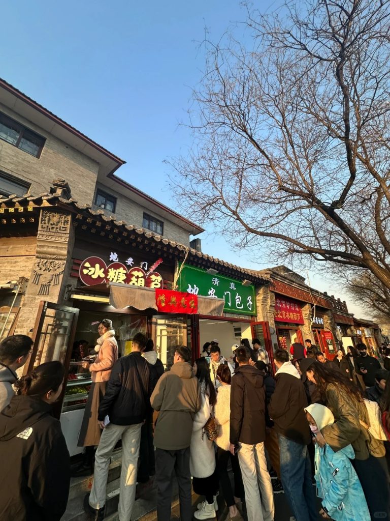 People waiting in line to buy candied hawthorn skewers