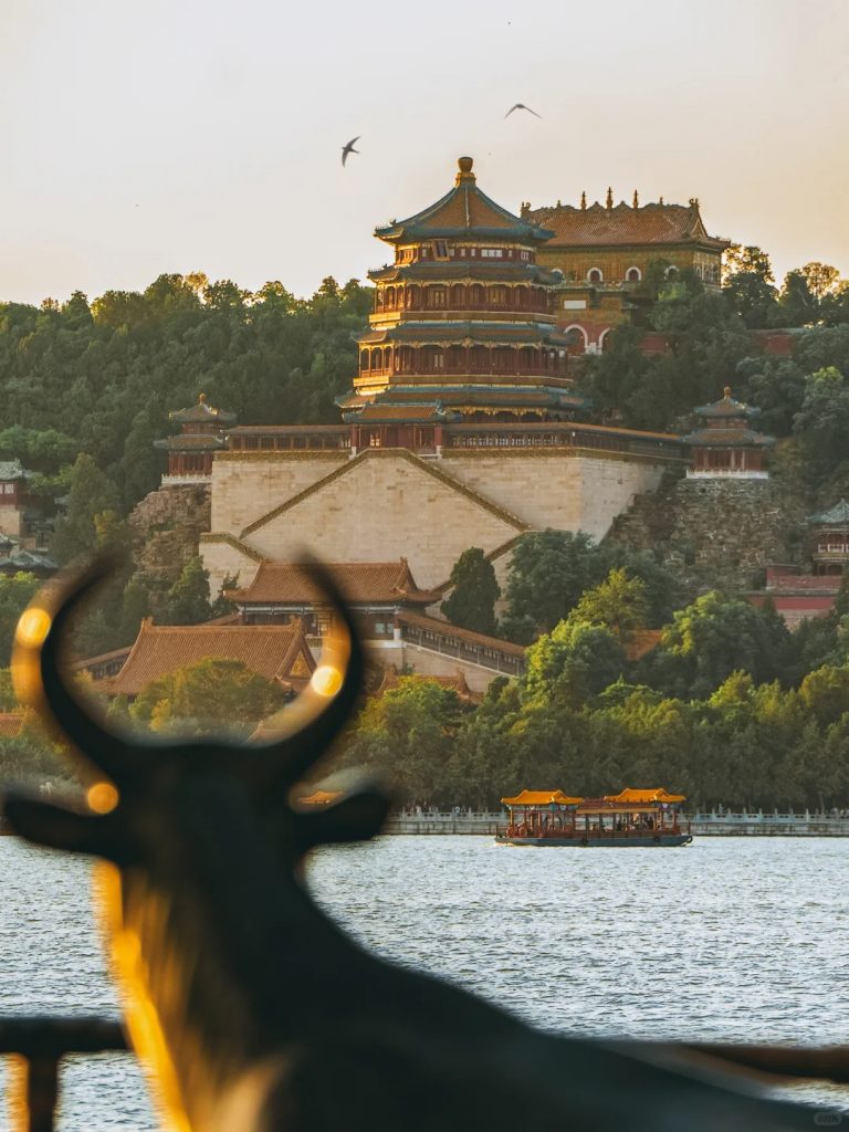 The bronze ox next to the New Palace Gate faces the Tower of Buddhist Incense.